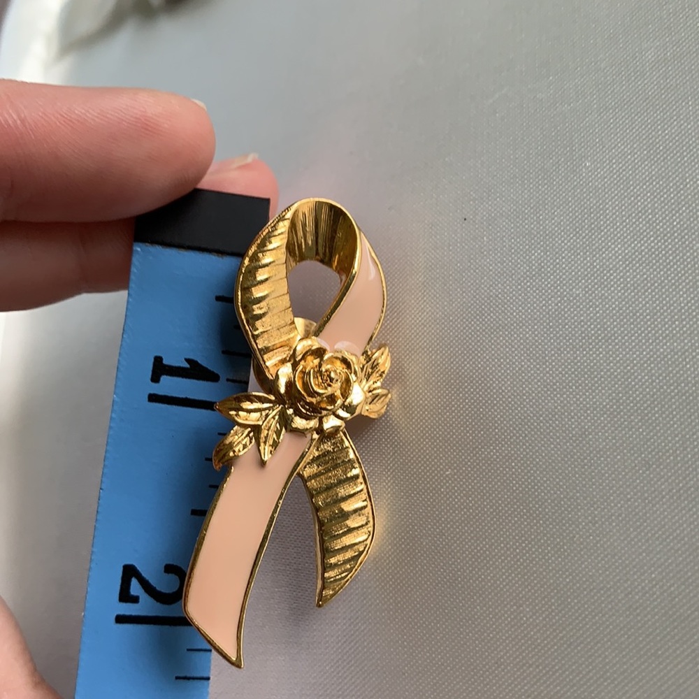 Avon Pink Ribbon Pin - Picture 3 of 3